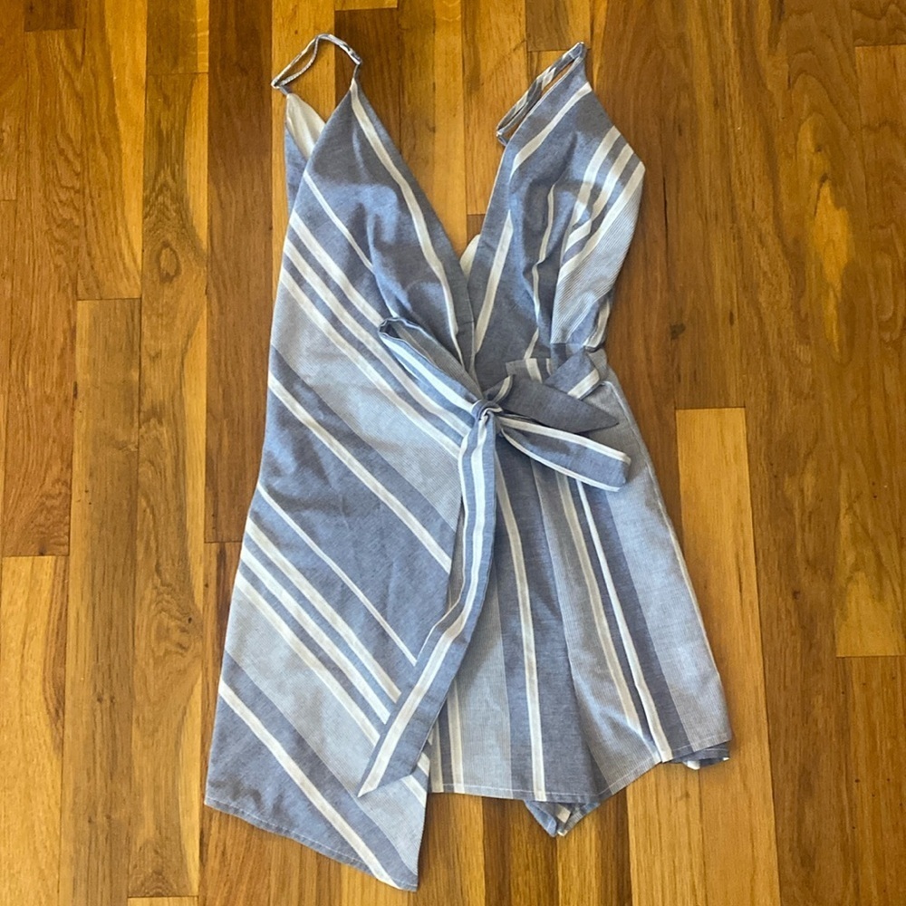 Gab Kate Women’s Blue and White Striped V-Neck Romper Size S